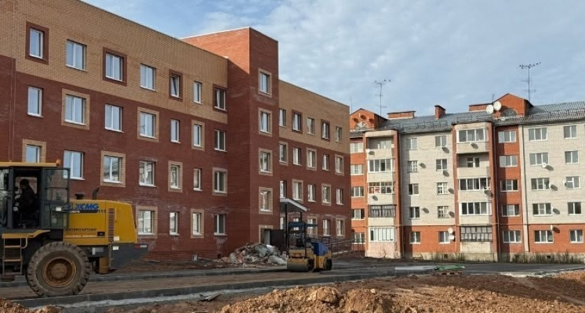 В поселке Игра почти завершилось строительство нового дома для переселенцев