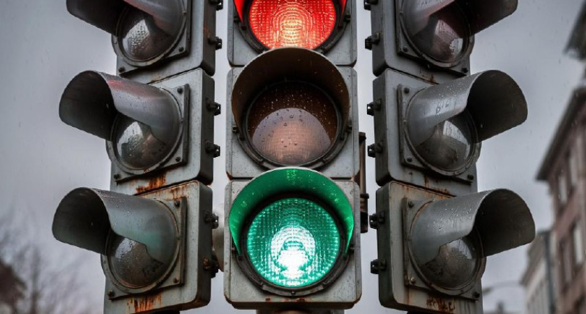 Светофор на перекрестке улиц Кирова и Короленко в Глазове отремонтируют только на следующей неделе