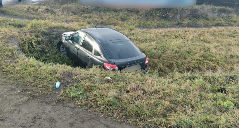 В Глазове "Лада Гранта" упала в канаву