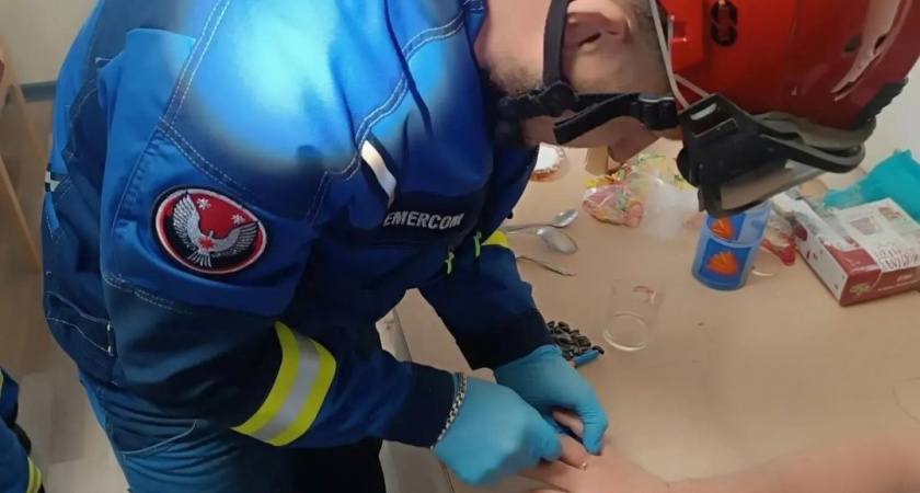 В Глазове спасатели освободили палец мужчины от кольца