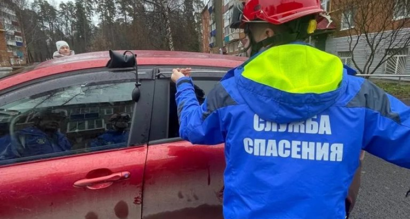 В Удмуртии спасатели достали ребенка из заблокированной машины