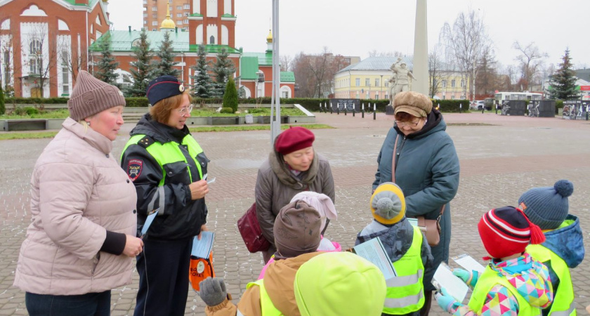Сотрудники Госавтоинспекции Глазова совместно с отрядами юных инспекторов движения провели профилактическую Акцию, посвящённую Всемирному дню памяти жертв ДТП