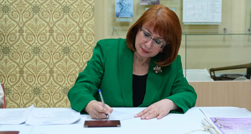 Ректор ГИПУ Янина Чиговская-Назарова передала Глазовскому краеведческому музею  экспонаты из личного архива