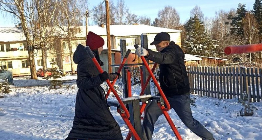 В селе Понино Глазовского района построили современную площадку с тренажерами