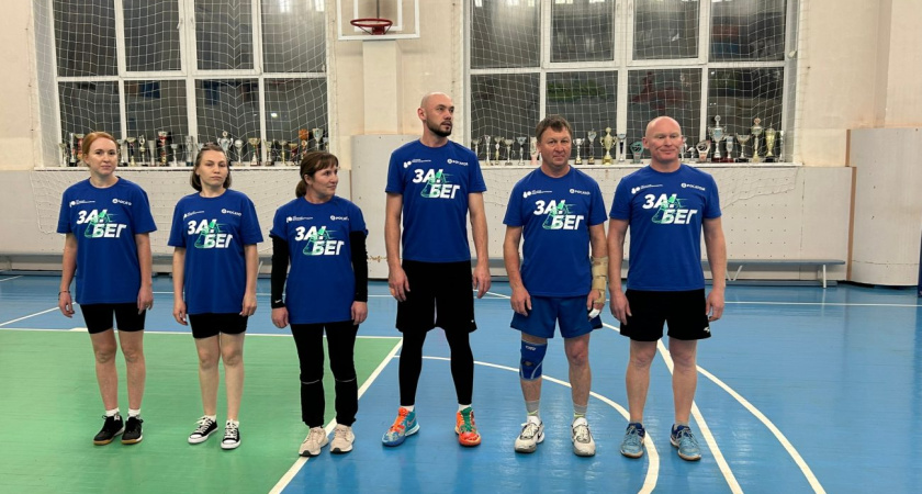 Учителя Глазова сыграли друг с другом в волейбол