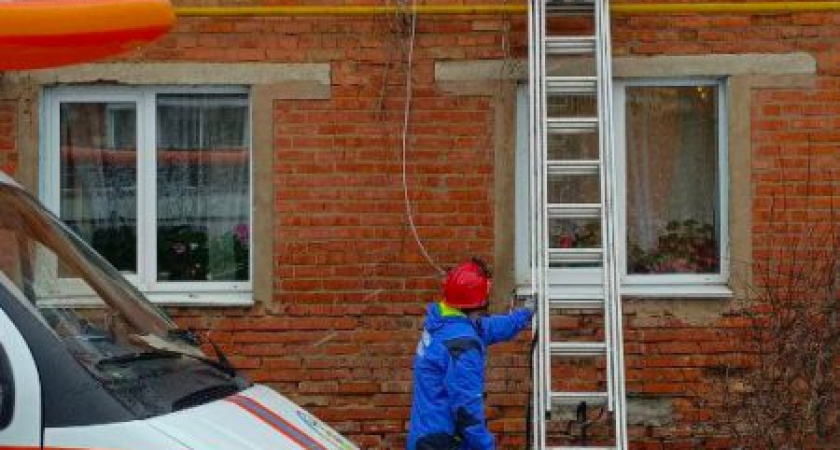 В Удмуртии спасли двоих маленьких детей, закрывшихся в квартире