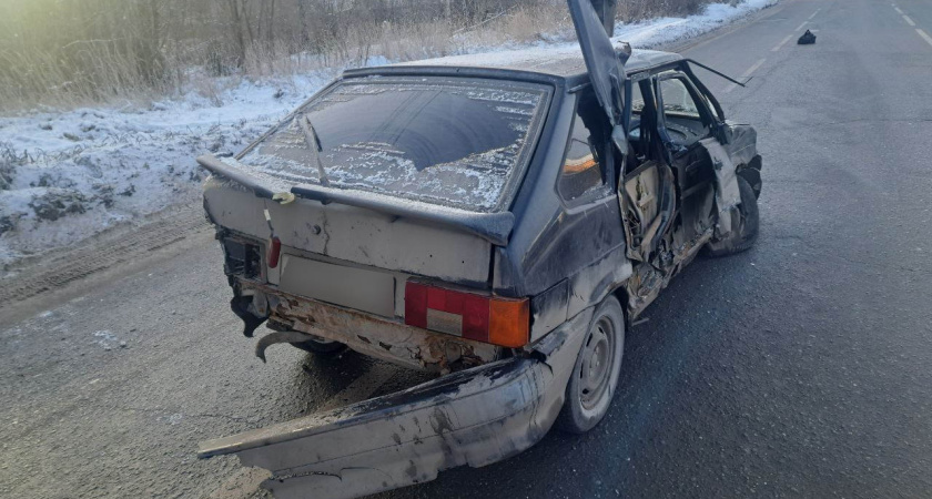 В Ижевске грузовик столкнулся с легковушкой