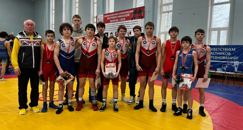 Борцы из Глазова привезли домой очередную россыпь медалей