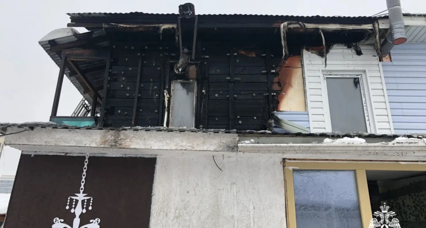 В Удмуртии огнеборцы разбудили спящую девушку, которая спала в горящем доме