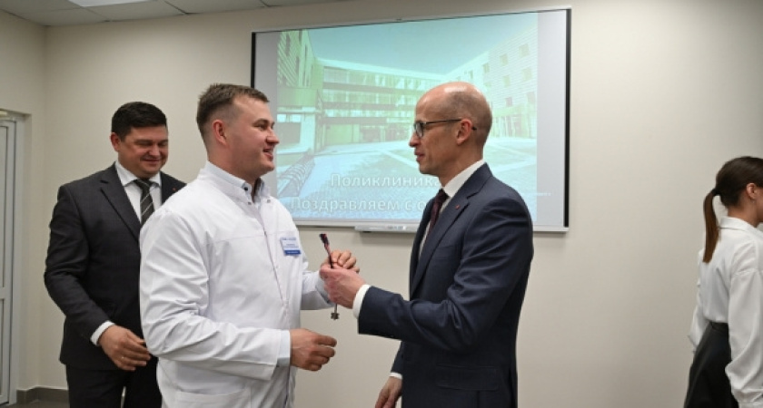 Глава Удмуртии вручил сарапульским медикам ключи от квартир