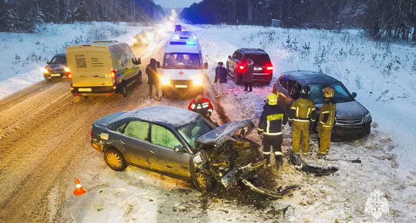 Три человека, в том числе новорожденный ребенок, госпитализированы после ДТП в Удмуртии
