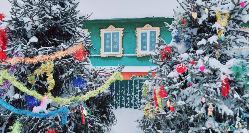 Жители Глазовского района создали праздничные снежные скульптуры и яркие украшения