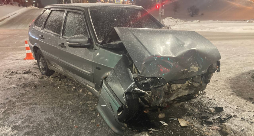 Столкновение в Ижевске: молодой автолюбитель вероятно на проехал на красный