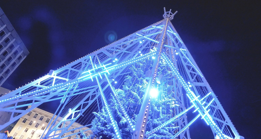 Жители Глазовского района превратили свою деревню в новогоднюю сказку