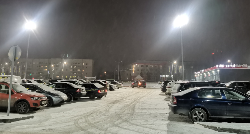 Спасатели в Глазове освободили ребенка, запертого в автомобиле