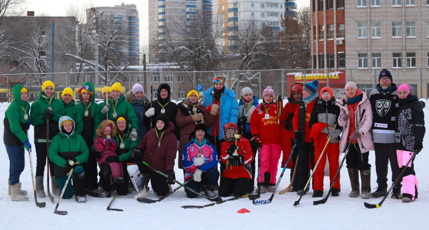 Ижевчане открыли новогодний спортивный сезон турниром по хоккею в валенках