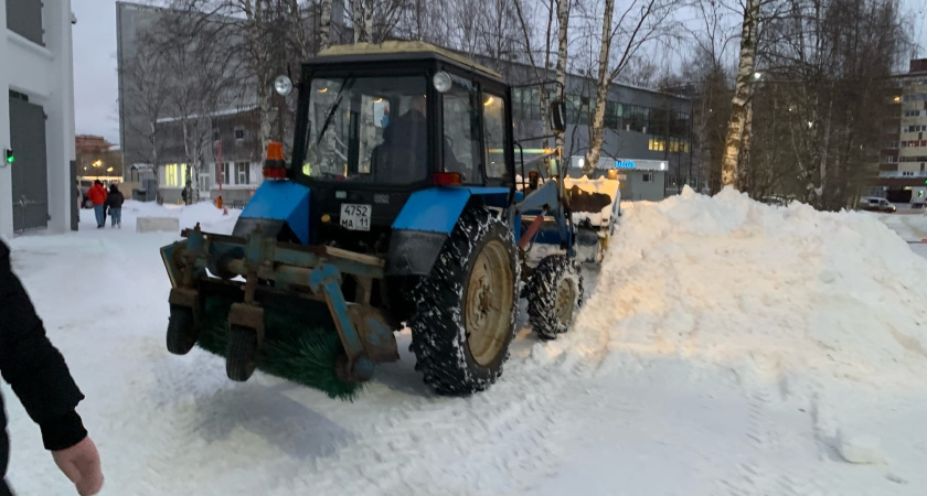 Коммунальные службы Глазова ведут борьбу с последствиями снегопада