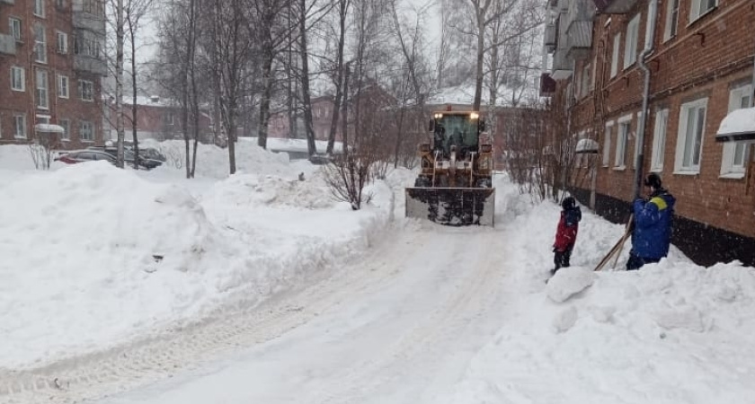 В Глазове управляющие компании отчитались о расчистке входных групп после снегопада