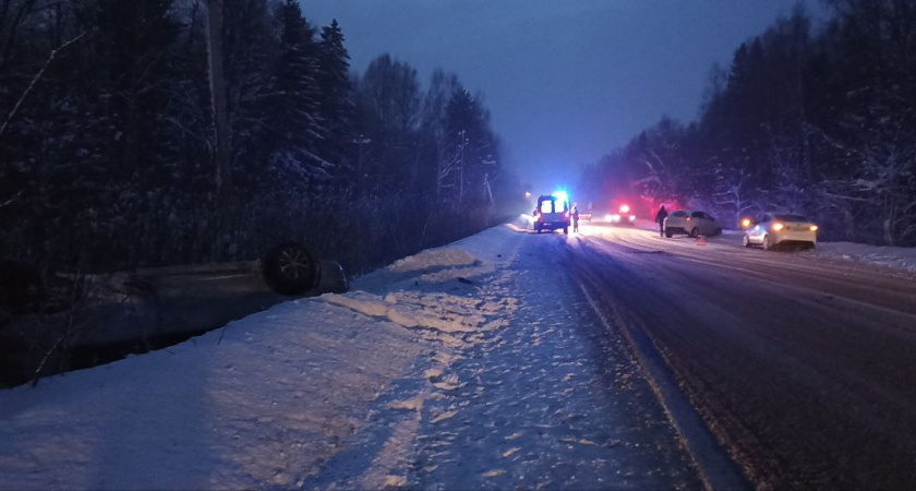 В Удмуртии при лобовом столкновении на трассе пострадали двое детей и взрослый
