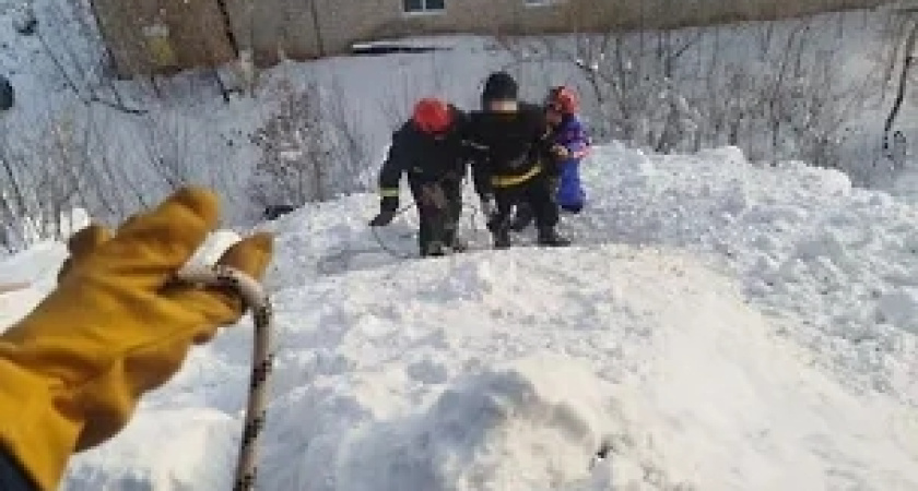 Спасатели эвакуировали подростка, упавшего с обледенелого склона в Удмуртии