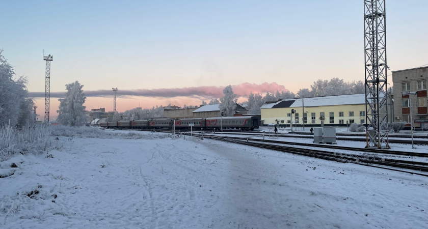 В Глазове на переезде под поезд попали двое пешеходов