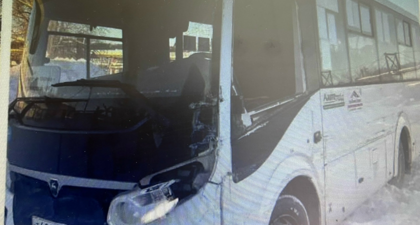 В Глазове произошло столкновение двух пассажирских автобусов