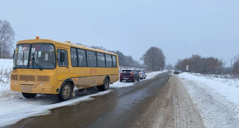 При обгоне на трассе в Удмуртии "Шевроле" столкнулся с легковушкой и врезался в школьный автобус