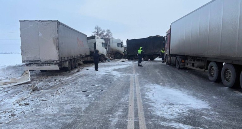 Смертельное ДТП с участием четырёх грузовиков произошло в Удмуртии