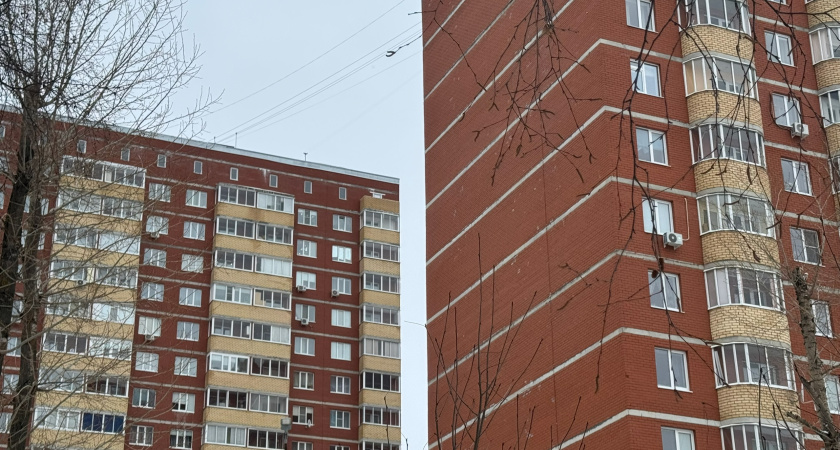 В Удмуртии со старого дома упал кирпич: житель просит главу региона срочно принять меры