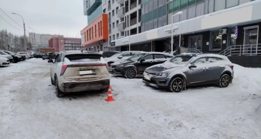 На парковке в Удмуртии водитель, сдавая назад, сбил женщину