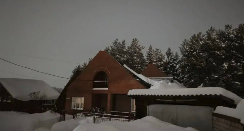 В Удмуртии снег обрушил крышу жилого дома