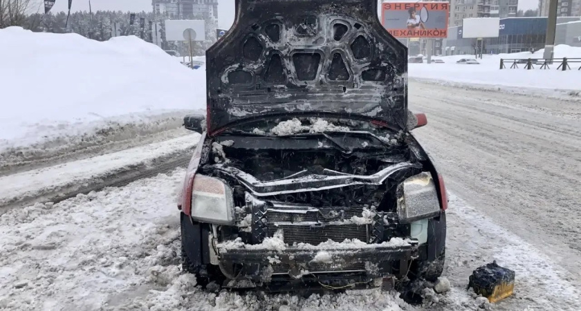 В столице Удмуртии горожане и правоохранители потушили горящую машину