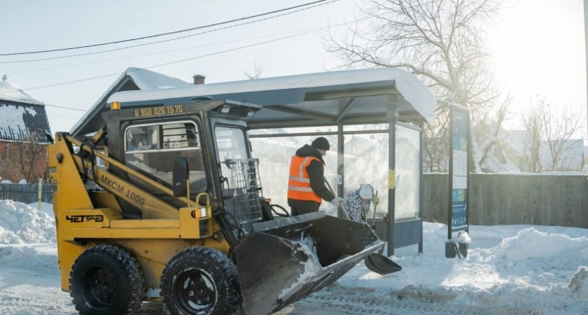 В Глазове продолжается масштабная очистка улиц от снега
