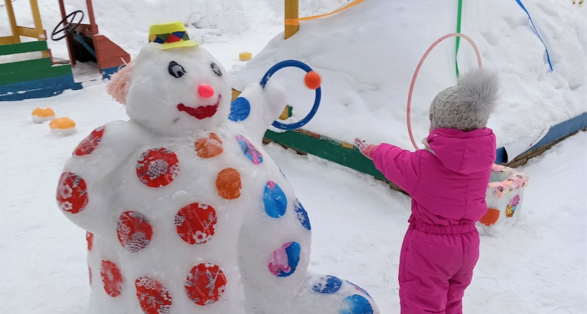 В детских садах Глазова создают снежные сказки для малышей
