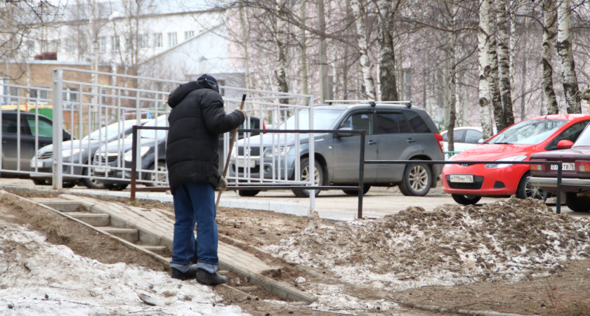 Почему в Удмуртии резко вырос спрос на дворников и сколько им платят