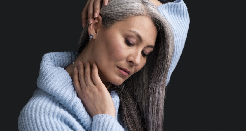 Седая и счастливая даже после 50 — вот как крашу волосы и выгляжу свежее и моложе: 3 секрета