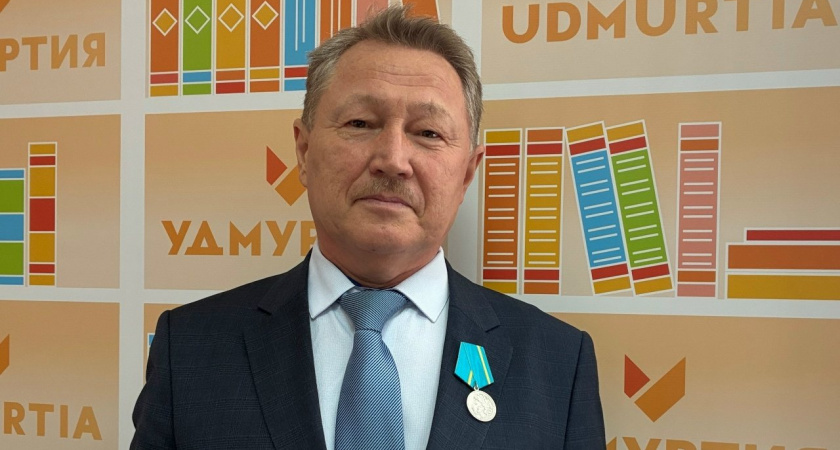 В Удмуртии вручили медаль Пушкина издателю Юрию Кузнецову