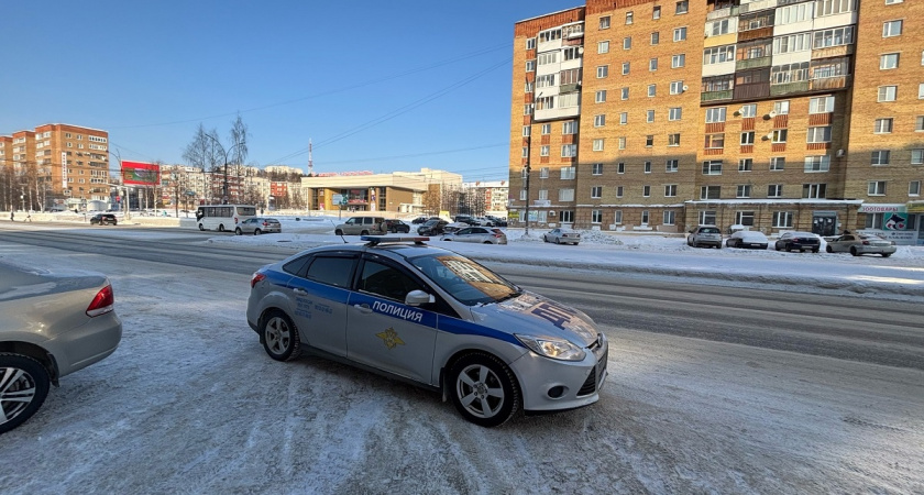 В ГАИ ответили - должен ли водитель выходить к инспектору, когда его остановили: или можно просто опустить окно