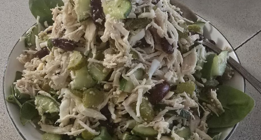 Новый фаворит для обеда и ужина — салат «Интрига» с особенным соусом: необычный и вкусный рецепт