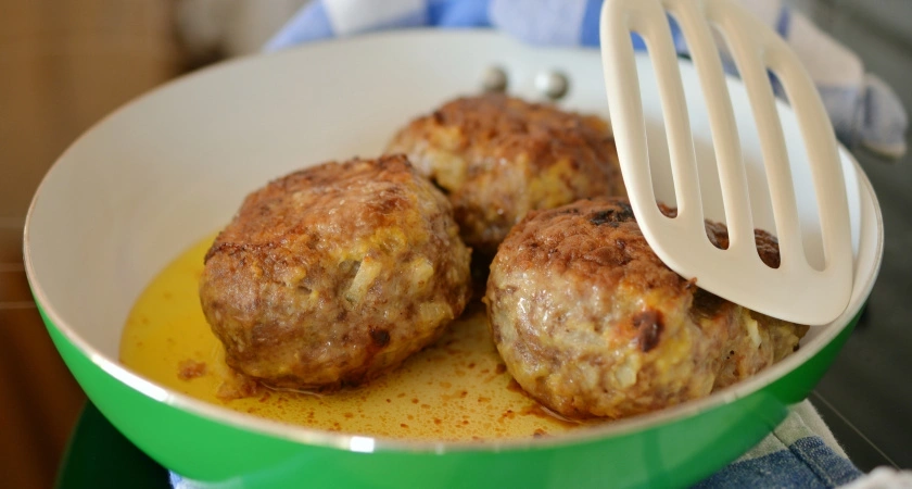 Чайная ложка в фарш – и котлеты получаются словно весеннее облачко: воздушные и сочные