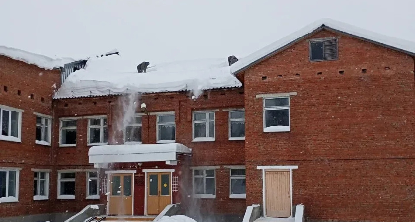 В Глазовском районе активно чистят крыши от снега