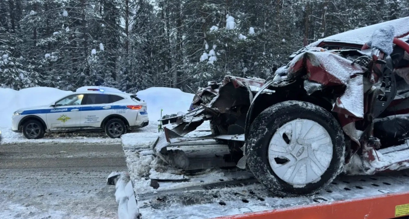 В Удмуртии легковушка вылетела на встречку и врезалась в школьный автобус: погиб пассажир