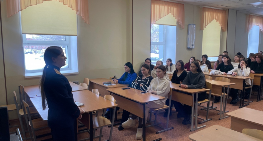 Будущие юристы Удмуртии встретились с представителем Следственного комитета