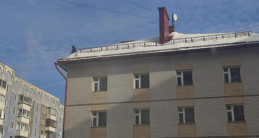 В Удмуртии из-за снега повредило крышу жилого здания
