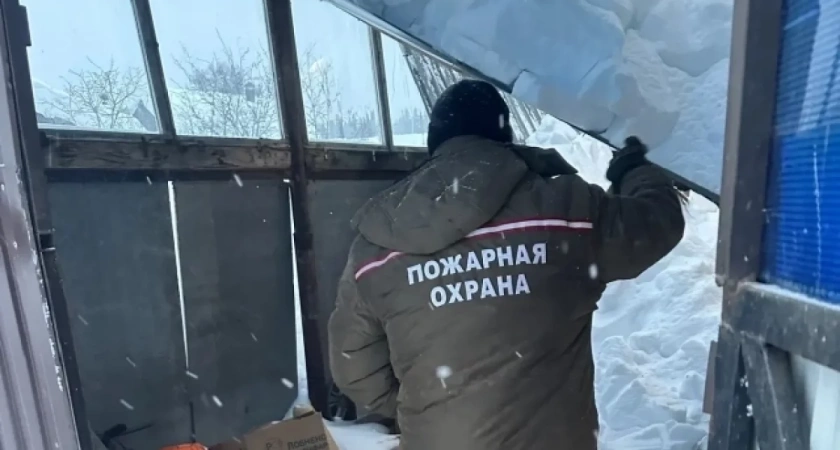 Обрушившаяся кровля заблокировала семью в доме в Удмуртии 