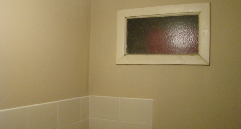 Зачем в хрущевках делали окно между ванной и кухней: почему не стоит его заделывать