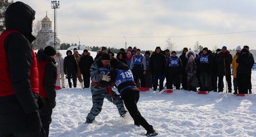 Полицейские Удмуртии отметили 23 Февраля перетягиванием каната, боями сумо и лыжами
