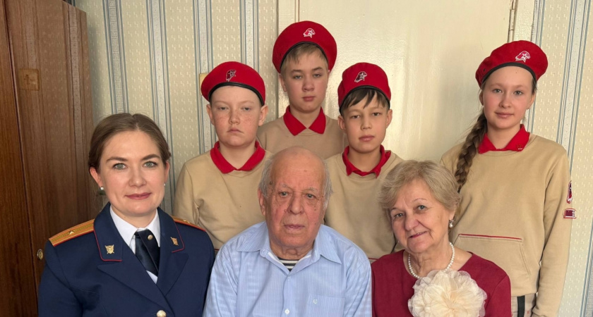 Сотрудники СК Удмуртии поздравили ветерана, пережившего блокаду Ленинграда, с 23 Февраля