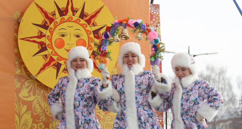 В Ижевске проводили нынешнее время года: блины, хороводы и сжигание чучела на Центральной площади