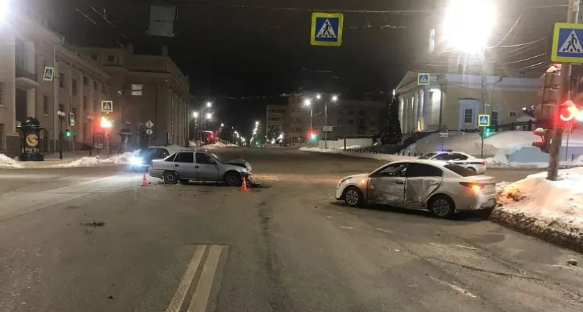 Три человека травмированы в Удмуртии после столкновения на перекрёстке: водитель иномарки проехал на красный свет